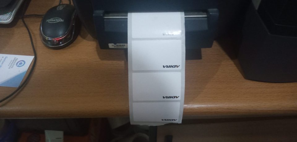 memesan stiker di produksi label barcode